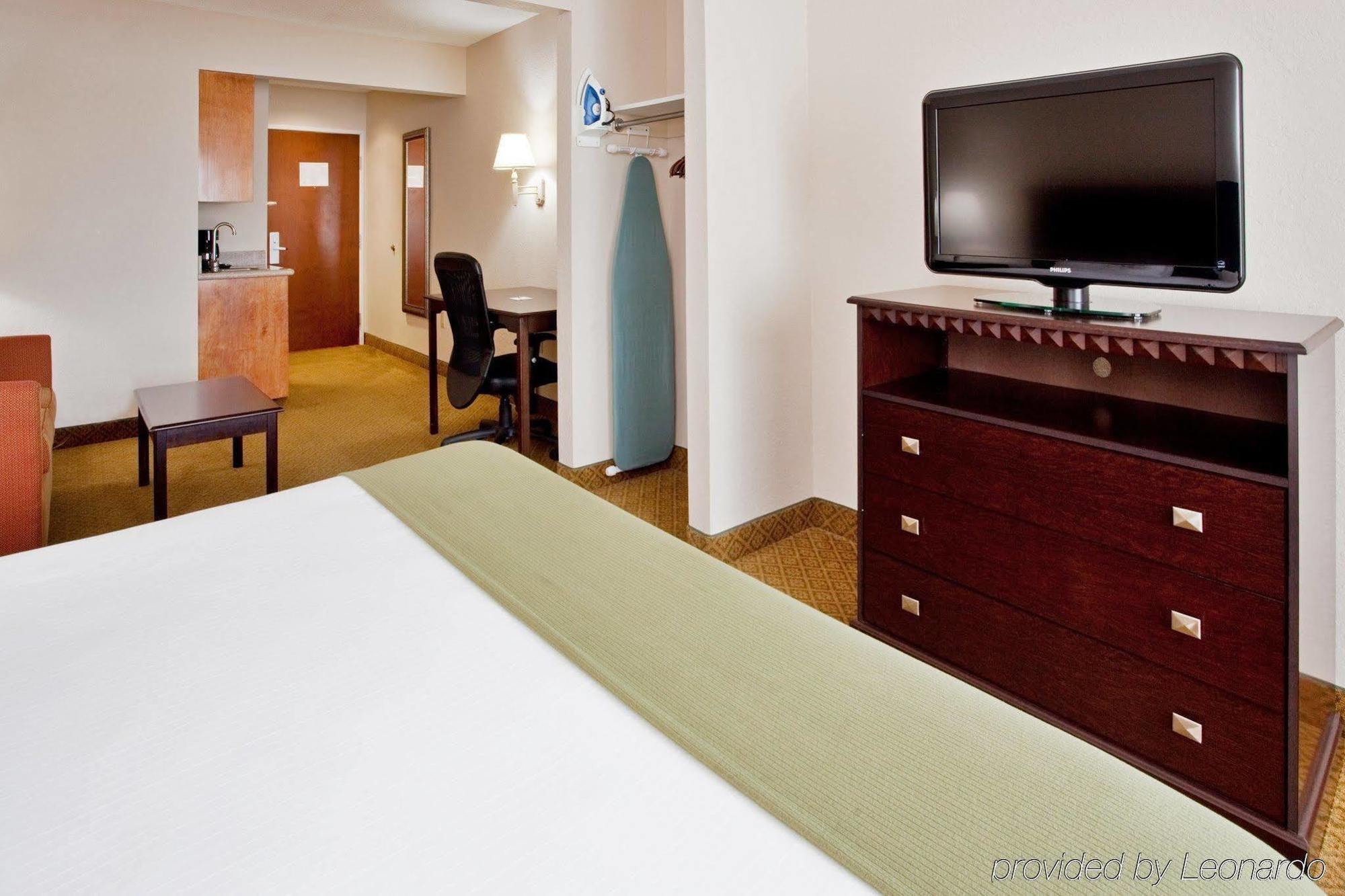Holiday Inn Express Hotel & Suites Kinston By Ihg Habitación foto